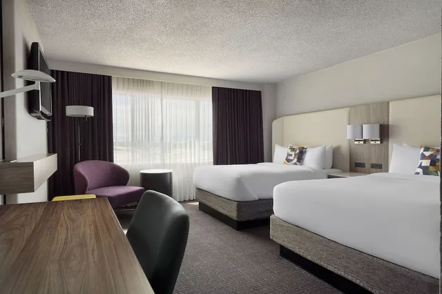 استوديو بريميوم بسريرين كوين، Crowne Plaza Suites Arlington 6/10