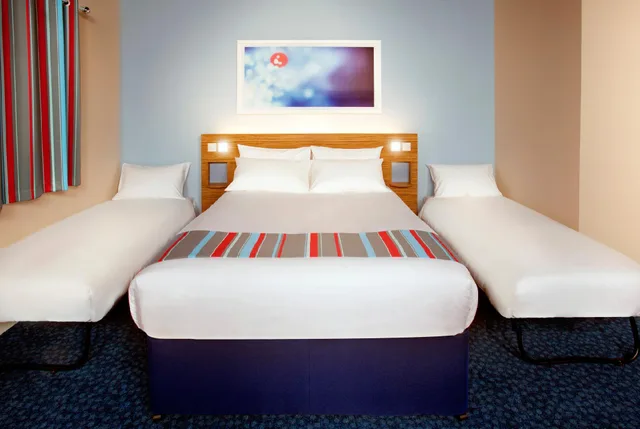 غرفة عائلية بسرير كينج وسريرين منفصلين، Travelodge Llanelli Central 1/1