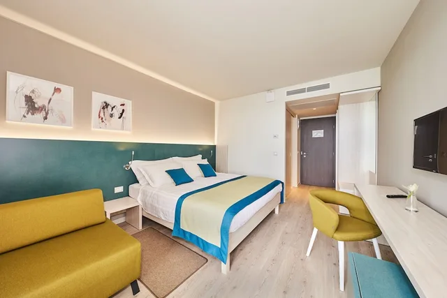 غرفة بريميوم بسريرين منفصلين بإطلالة على البحر بشرفة مع أريكة، Hotel Sipar Plava Laguna 1/4