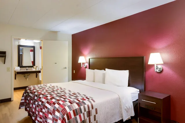 غرفة بسرير كينج لذوي الإعاقة، Red Roof Inn Kalamazoo East 7/9