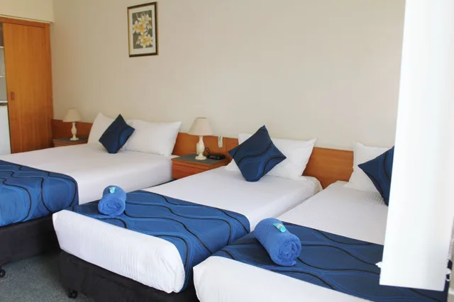 غرفة عائلية بسرير كوين وسريرين منفصلين، TROPICAL GATEWAY MOTOR INN 4/10