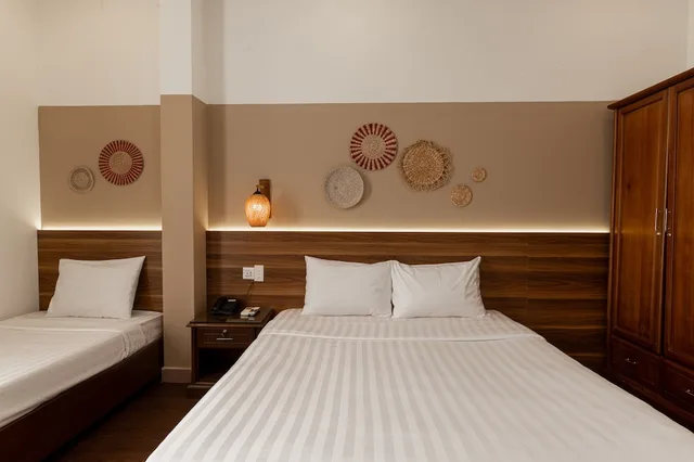 غرفة ديلوكس ثلاثية بسرير كوين وسرير فردي، Lantern Hotel 1/8