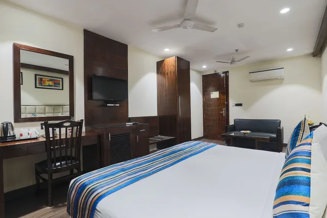 غرفة كلوب بسرير كوين، Hotel Blue Stone - Nehru Place 3/6
