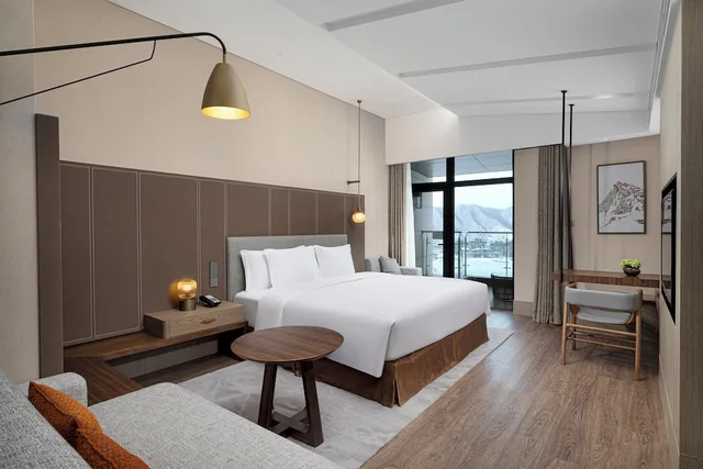 غرفة بريميوم بسرير كينج بإطلالة على البحيرة، Crowne Plaza CHONGLI RESORT 3/9