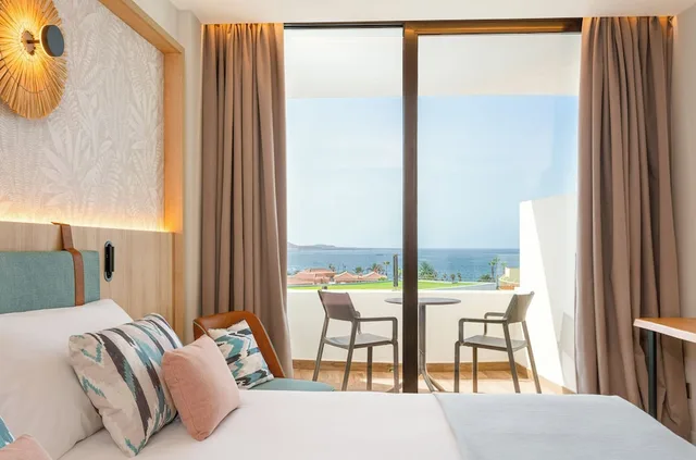 غرفة قياسية بسريرين منفصلين بإطلالة على البحر، Mediterranean Palace 5/6