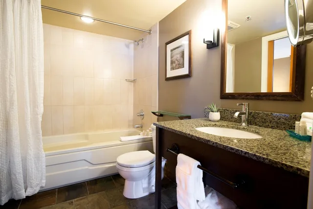 جناح بسرير كينج بغرفة نوم واحدة مع أريكة بجاكوزي، Sundial Boutique Hotel 2/2