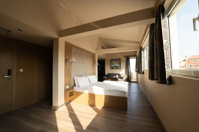 جناح بسرير كوين بإطلالة على المدينة بشرفة بغرفة نوم واحدة، Hotel Piran 1/3