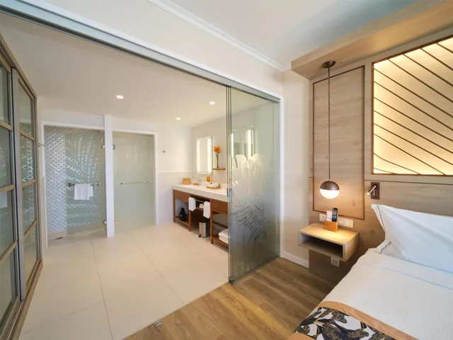 غرفة بريميير بسرير كينج بإطلالة على البحر مع أريكة، Hilton Hotel Tahiti 2/3