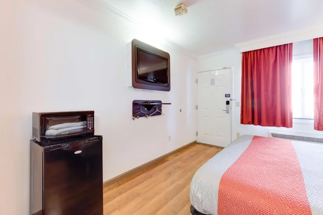 1 King Bed Mobil Access Tub Nsmk Micfridg، Motel6 San Jose, CA - Convention Center 1/10