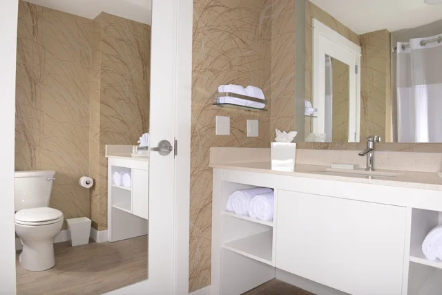 جناح بسرير كينج بإطلالة على المدينة بغرفة نوم واحدة مع أريكة، Bethany Beach Ocean Suites Residence Inn 7/9