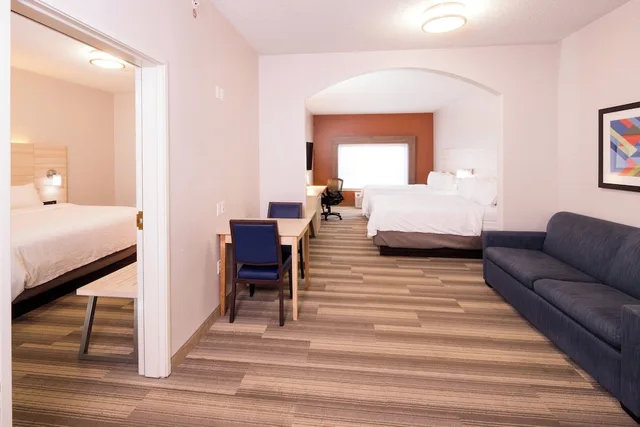 جناح بسرير كينج وسريرين كوين بغرفة نوم واحدة، Holiday Inn Express Hotel Suites Grand Blanc 2/2