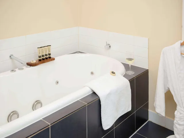 2 Bedrooms, Spa, Deluxe, Suite، The Sebel Launceston 2/2