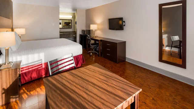 غرفة بسرير كينج بحوض استحمام لذوي الإعاقة، SureStay Plus Hotel by Best Western Hammond 1/4