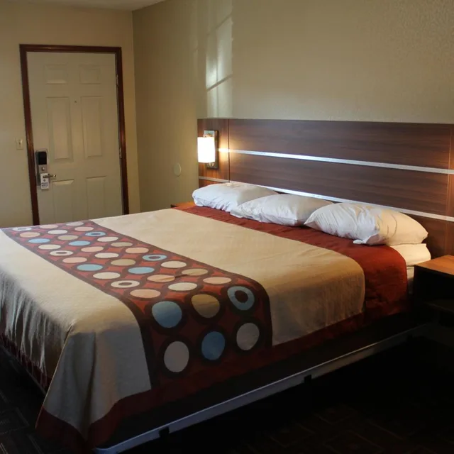 غرفة بسرير كينج، American Inn 7/10