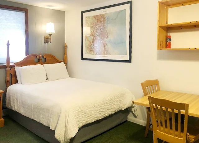 Room, 1 Single and 2 Queen Beds, Low Floor، Tyrolean Lodge 3/9