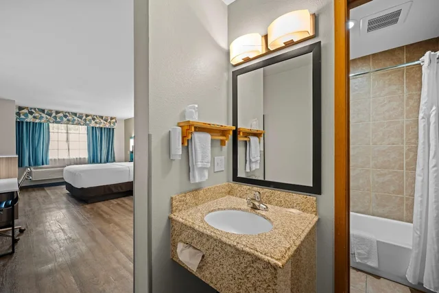 جناح بسرير كينج لذوي الإعاقة، Econo Lodge Inn & Suites Santa Fe, NM 5/5