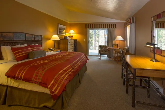كوخ بريميوم بسرير كينج، Headwaters Lodge And Cabins At Flagg Ranch 2/4
