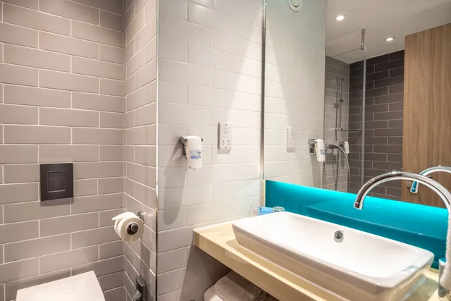 غرفة بسرير مزدوج مع أريكة، HOLIDAY INN EXPRESS LONDON HEATHROW T4 2/3