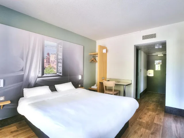 غرفة بسرير كوين، B&B Hotel Villeneuve Loubet Village 2/10