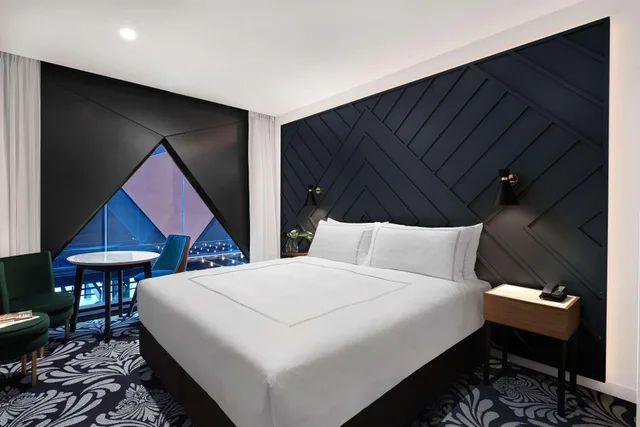 غرفة بسرير كينج، West Hotel Sydney Curio Collection By Hilton 1/2