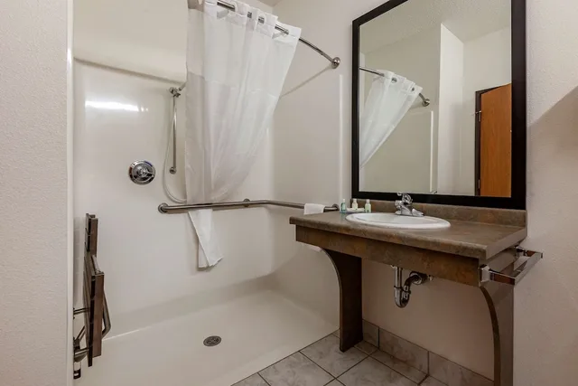 غرفة بسريرين كوين لذوي الإعاقة، Quality Inn Redgranite 4/4