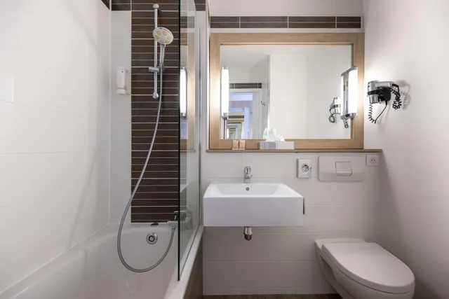 غرفة متصلة عائلية بسرير كوين وسريرين منفصلين بحوض استحمام، Best Western Hotel Le Bordeaux Sud 3/3