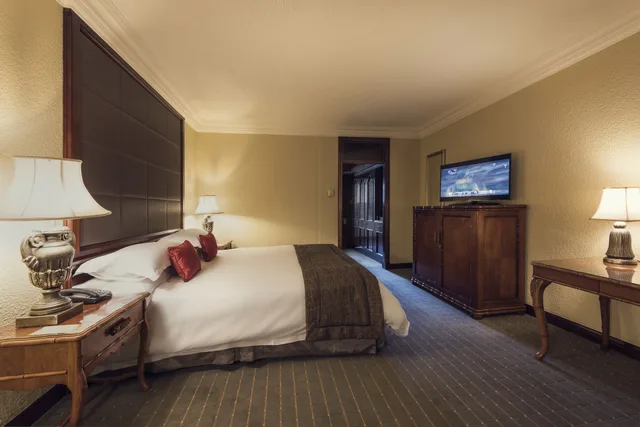 Luxury Twin Room, The Cascades Hotel At Sun City Resort 2/6