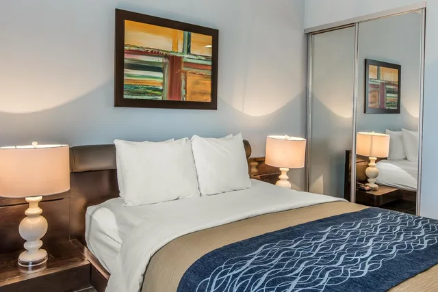 Room, Queen Bed, Pool View, Comfort Inn & Suites Levittown PR 1/3