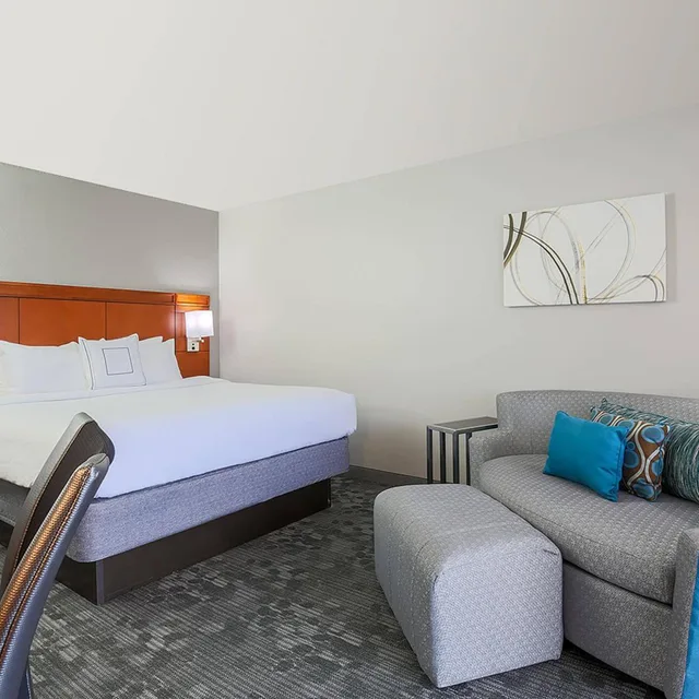غرفة بسرير كينج بشرفة مع أريكة، Courtyard by Marriott Monroe 3/4