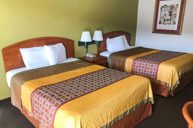 Upgrade, 2 Queen Beds, Smoking، Econo Lodge Carlisle Central 2/2