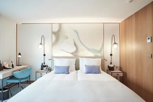 Room, King Bed, Riverside، Storchen Hotel Zurich 2/5