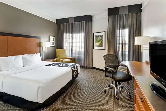 غرفة بسرير كينج بحوض استحمام لذوي الإعاقة، La Quinta Inn Suites Macon 2/3