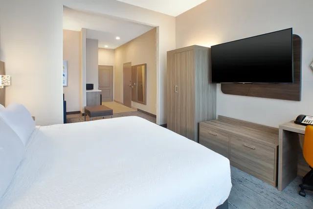 Suite, King Bed, Holiday Inn Express Hotel Suites Youngstown N Warren Niles 3/5