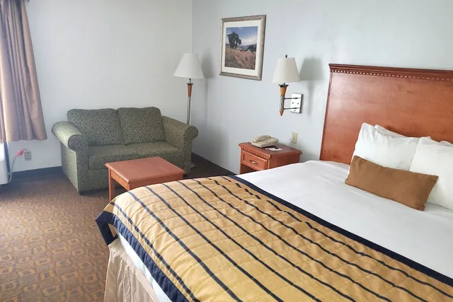غرفة بسرير كينج لذوي الإعاقة، Coratel Inn & Suites by Jasper New Braunfels IH-35 EXT 189 6/9