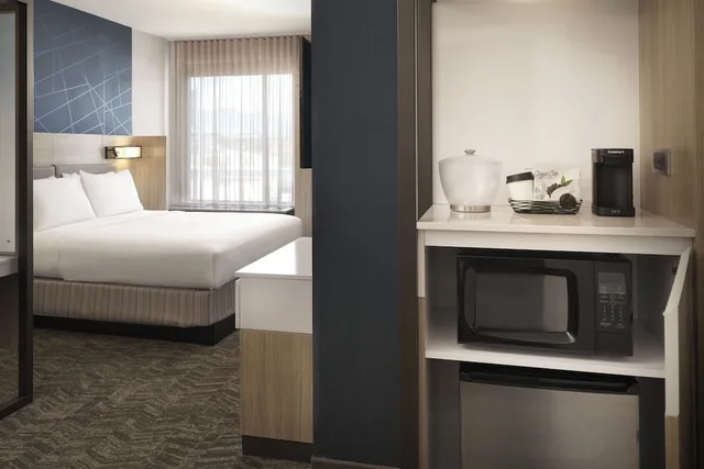 جناح بسرير كينج مع سرير سحّاب إضافي، SpringHill Suites by Marriott Las Vegas Airport 3/9