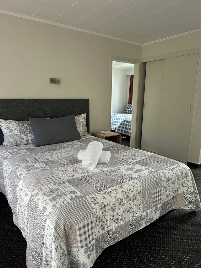 جناح بسرير كوين وسريرين منفصلين بغرفة نوم واحدة، Cherylea Motel 3/10