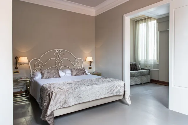 جناح رومانسي سوبيريور بسرير كوين مع أريكة، Art Hotel Orologio 4/8