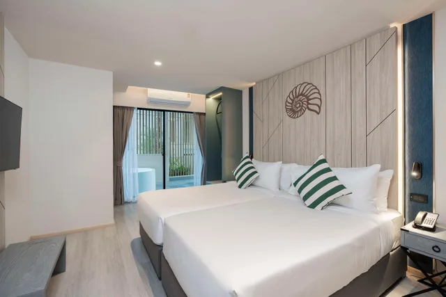 جناح بسرير كينج وسريرين منفصلين بشرفة بغرفتي نوم بمنطقة جلوس بحوض استحمام، Best Western Plus Carapace Hotel Hua Hin 1/5