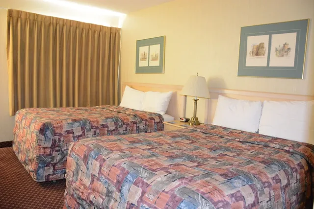 غرفة قياسية بسريرين كوين للمدخنين، Travelodge by Wyndham Lethbridge 1/5