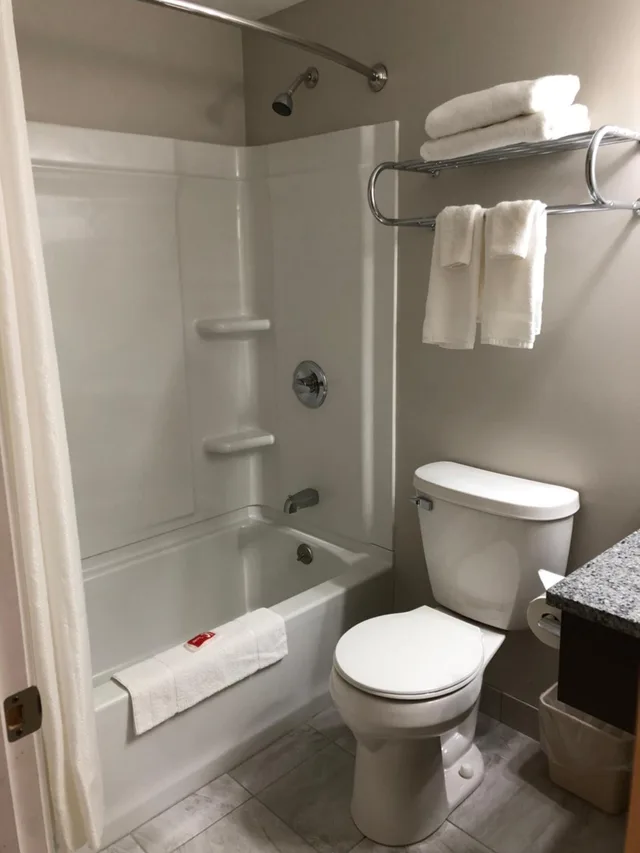غرفة رباعية بسريرين كوين بإطلالة على البحيرة، Econo Lodge Lakeview 10/10