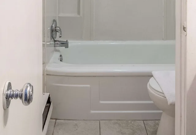 غرفة بسرير كوين، Knights Inn North Bay 7/7