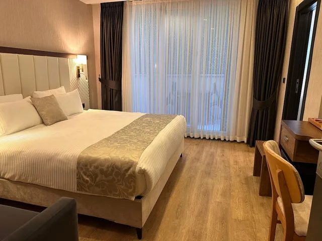 Room, Double Bed, Balcony, Garden Floor، Operla Airport Hotels, Trademark Collection by Wyndham 3/4