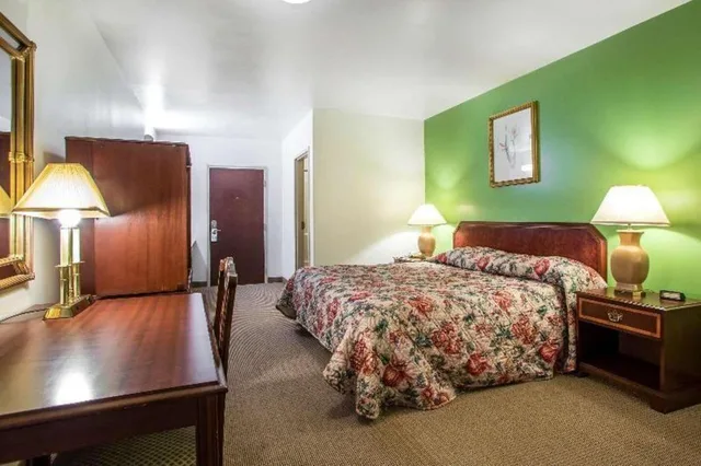 غرفة بسرير كينج لذوي الإعاقة، Passport Inn Paradise PA 3/4
