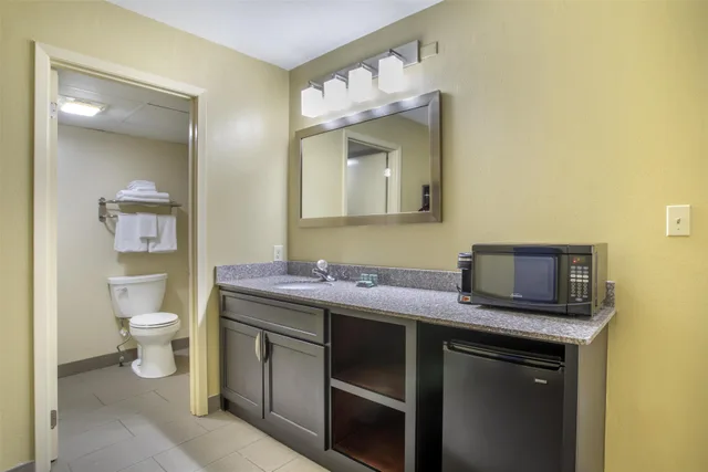 Room, 2 Queen Beds, Pool Access، Best Western Plaza Inn 7/7