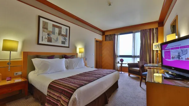 غرفة بسرير كينج، Crowne Plaza Hotel Beirut 3/4