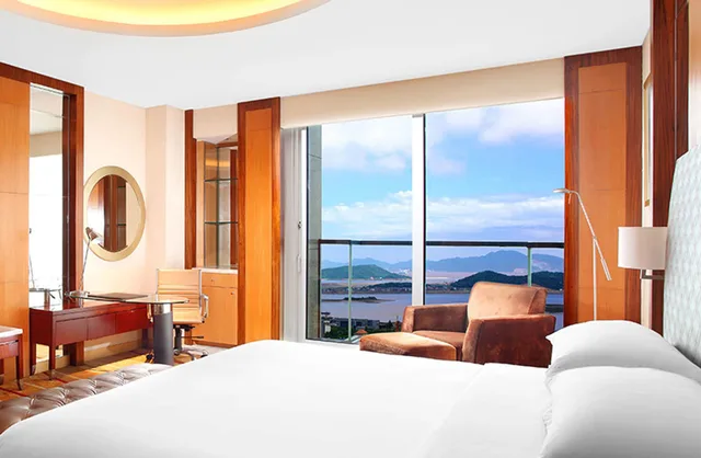 1 Bedroom, Executive, Suite, King Bed, Balcony, Sheraton Zhoushan Hotel 3/10