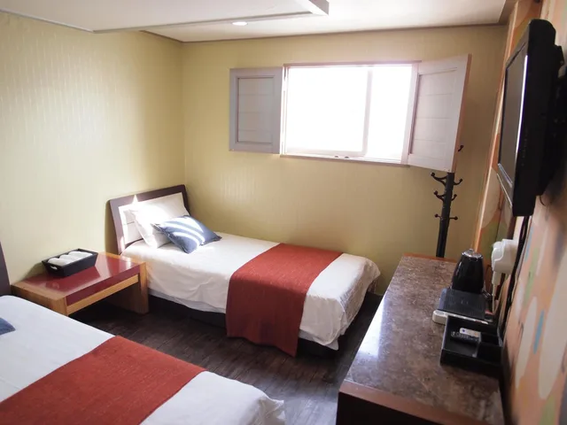 غرفة بسريرين منفصلين بحمام خاص، Hostel J Stay 1/2
