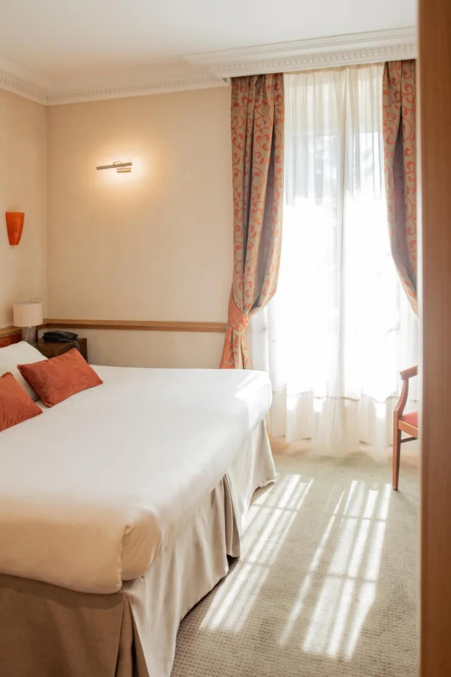 Charming, Double Bed، Chateau des Comtes de Challes 3/10