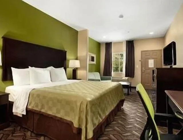 غرفة بسرير كينج لذوي الإعاقة، Super 8 by Wyndham Mansfield LA 2/5