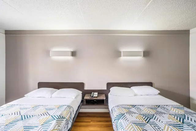 غرفة رباعية للمدخنين لذوي الإعاقة، Motel6 Dallas, TX - Market Center 4/7